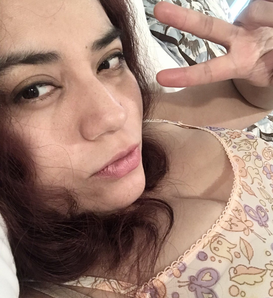 Desperate_Moon's tweet photo. Son las 12h21 del domingo. Ustedes tan maratonistas y yo ya volví - cínicamente - a echarme en la cama. #phelphie #alratotrabajo #pidopaz :( https://t.co/6gFnVyCKOJ