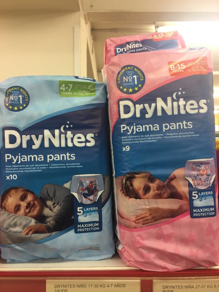 babymachismos on X: Dos modelos de pañales #drynites según el sexo: Vale.  Diferenciarlos con rosa y azul: no hacía falta, hay más colores, pero vale.  Poner superhéroes al de niños y mariposas