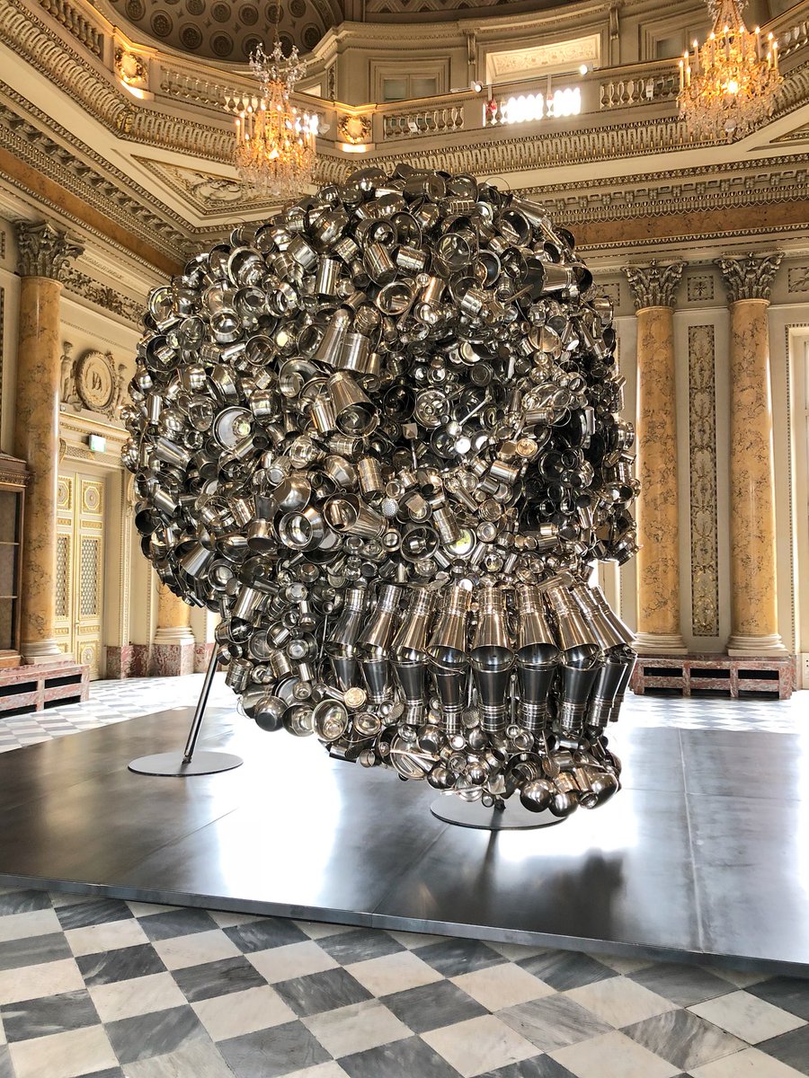 Tulipefleurie's tweet image. Expo #SubodhGupta 
Pièce réalisée uniquement avec toutes sortes d’ustensiles de cuisine en inox ( casseroles, pichets, écumoires, cuillères...) 
La plus belle réalisation, à mon goût.