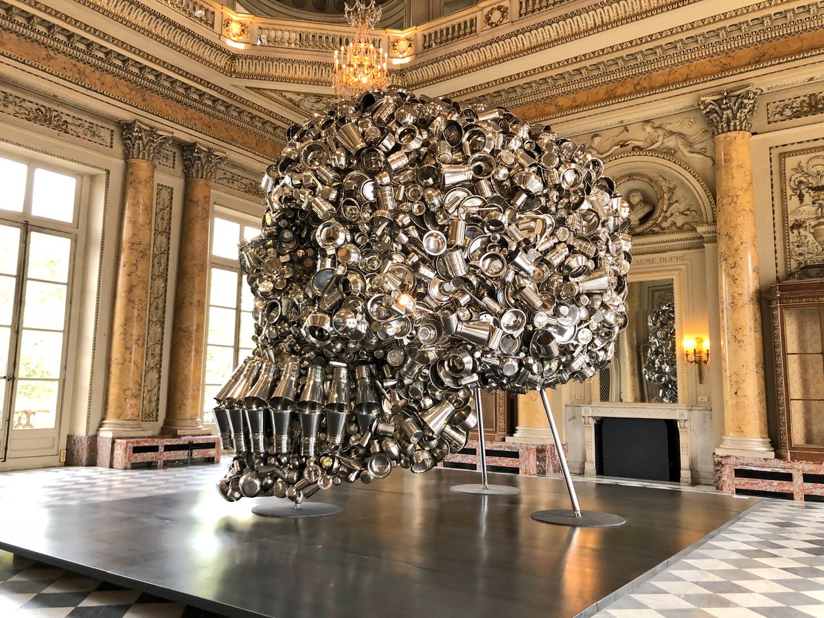 Tulipefleurie's tweet image. Expo #SubodhGupta 
Pièce réalisée uniquement avec toutes sortes d’ustensiles de cuisine en inox ( casseroles, pichets, écumoires, cuillères...) 
La plus belle réalisation, à mon goût.