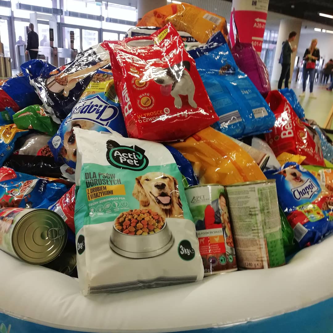 dudapisze's tweet photo. W tym roku na #Wagner2018 zrobiliśmy trochę zamieszania zbiórką karmy dla @karmimypsiaki. #csrwpl #ngo #fundacjasarigato https://t.co/yaskoCedXj