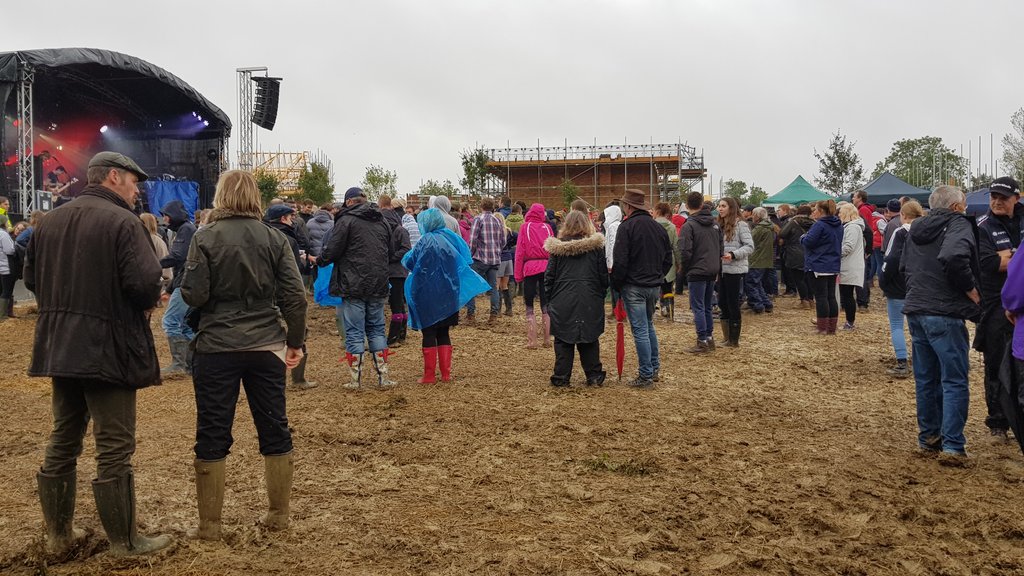 dowson_simon's tweet photo. Holiday weekend concert wouldn't be the same without the mud @swanbournemusicfestival https://t.co/Gk08u8CoZQ