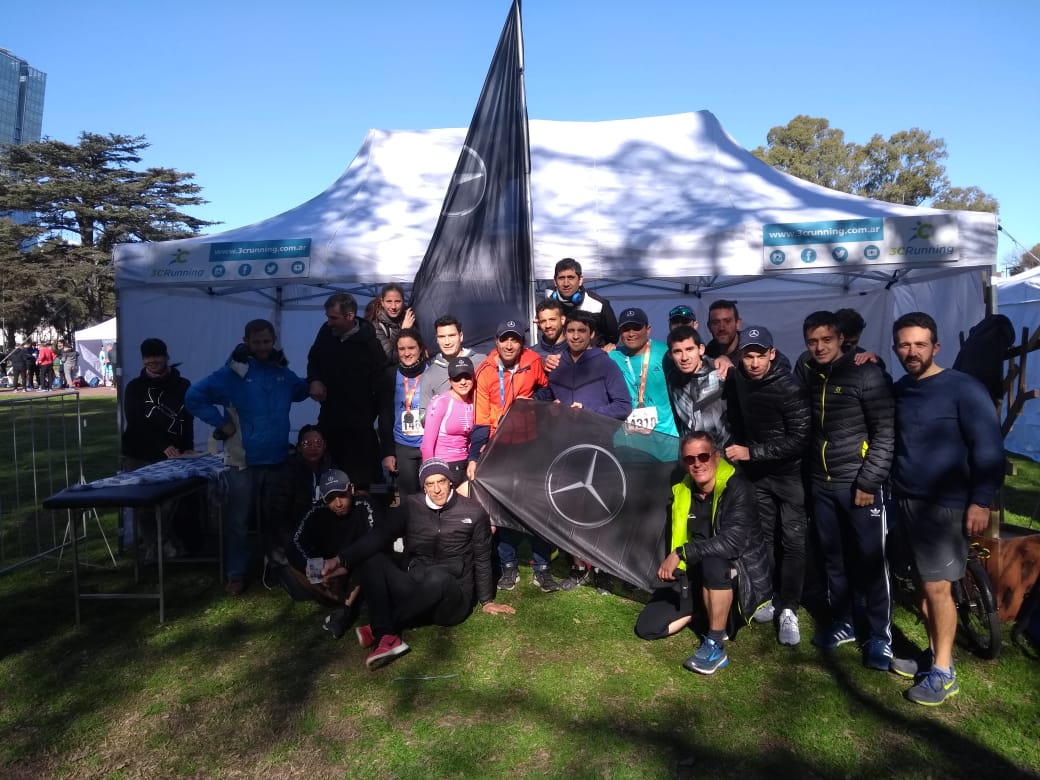 MercedesBenzArg's tweet photo. Hoy madrugamos para correr los 21K por Buenos Aires con el #MBRunningTeam https://t.co/wN6wXNnWVd