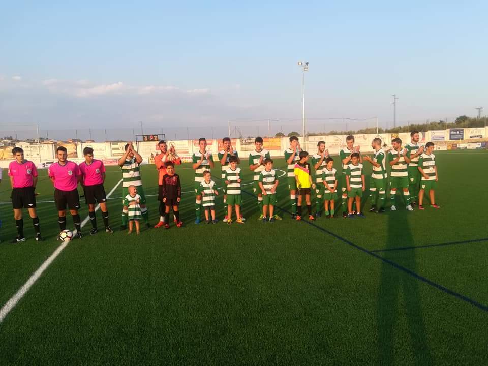 Volvemos a ganar,por 3-1 al Carolinense en un amistoso que afrontábamos con varias bajas y tocados,pero con el esfuerzo de todos más el debut de nuevos juveniles nos ha dado la victoria.Resultado favorable gracias a Polonio de libre directo y  doblete de auténtico killer de Peri.