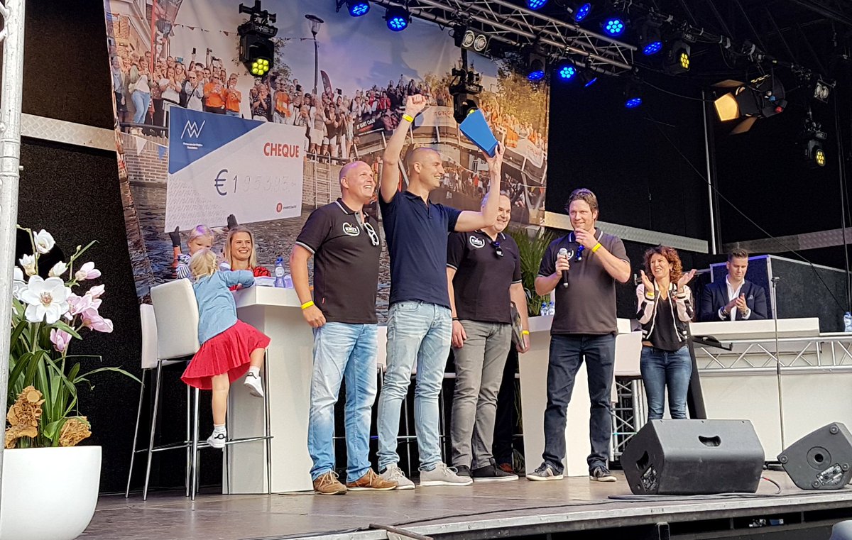 Onze trofee afgeleverd bij Maarten van der Weijden! Blijf hem steunen om 4,5mio te halen!  #11stedenzwemtocht