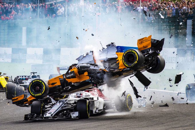 DliyhDcWsAUgNJd?format=jpg&name=small Alonso voou por cima de Leclerc e ninguém ficou ferido: o dia em que o halo salvou uma vida na Fórmula 1