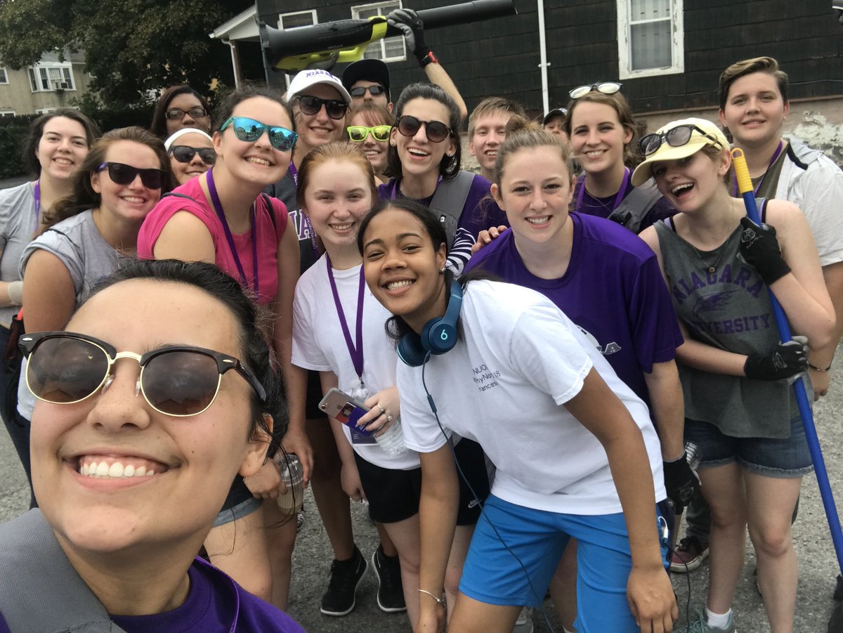 What other schools do community service at their freshman orientation? Had a great morning helping clean up NF South End! 💜