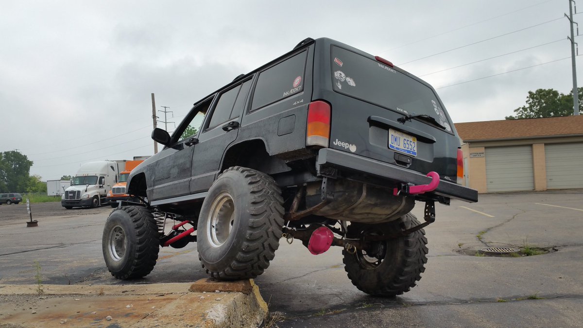 tiffany00_rebel's tweet photo. New mud jeep is just about done for next weekend😏👍🏻💁🏼 #jeepchicks #Jeep https://t.co/pobf0nBOku
