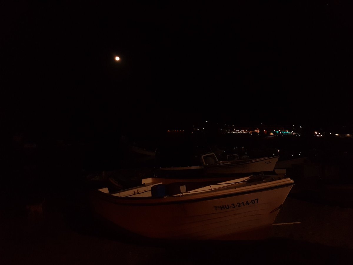 Emilio_FZ's tweet photo. Y abrazados les llegó el amanecer, les sorprendió la la luna entre la barca tiritando, dejando entre sus manos mil maneras de querer. #lamismaluna #Sinlache https://t.co/E2eXegmxSI