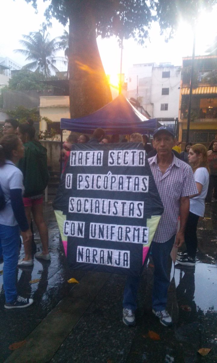 HayberF's tweet photo. Ya estamos en la plaza Bolívar de chacao esperando que cese la lluvia para dar inició a nuestra vigilia por Venezuela y todo nuestro continente ¡Te esperamos! #26Ago https://t.co/A84UEYmltC