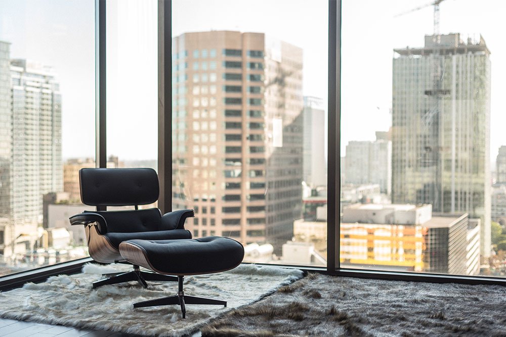 uscout_com's tweet image. This 1100 SF Loft in Downtown Los Angeles with large windows, stunning city views, full kitchen, bed and bathrooms is perfect for filming, events and photos shoots. #uscout #LosAngeles #DTLA #cityviews #downtown #photoshoots #loft #events #filming