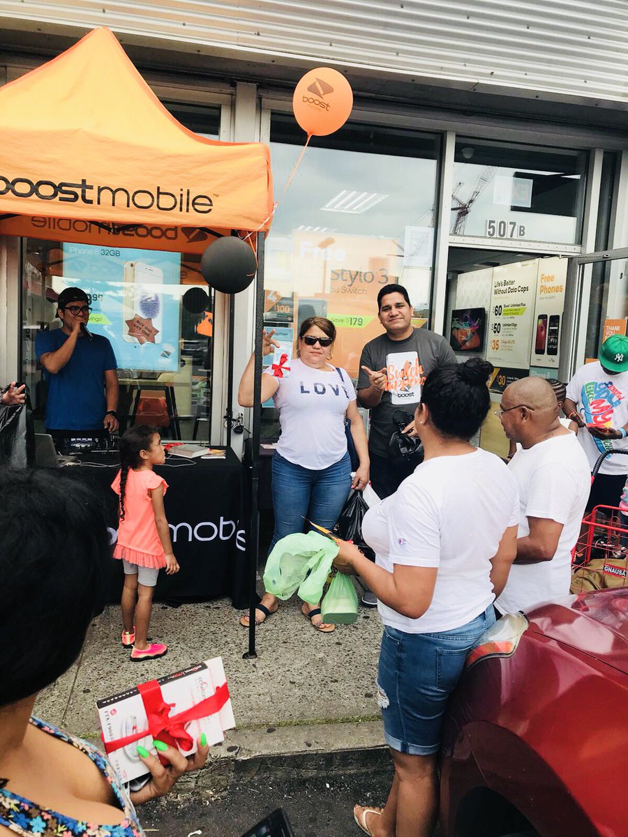 SandyKaul86's tweet photo. Great Sunday event we have a lot of winners todayβs at star wireless Everyone winners whoever walks in store #CustomerForLife #bronx #3rdave #hypersidewalk #hyperlinkusa @FoyDawn @faithhyperlink @mikehyperlink @mikehyperlink @shawnatspg @ac3_fab_spg @hyperlinkusa https://t.co/GhyVRQk5Rj