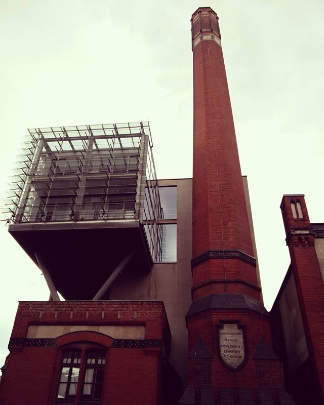 cazmonkeysround's tweet photo. Old meet New..
Old pumping station, now an arts centre and events space 🏭
🔽🔼🔽🔼
#ihavethisthingwithchimneys #redbrick #architecture #modern #pumpingstation #berlin #germany #deutschland #cazkosberlinbreak #cazmonkeytravels #girlslovetravel #keepex… https://t.co/BvUjSwF7gW https://t.co/JOd556iwEj