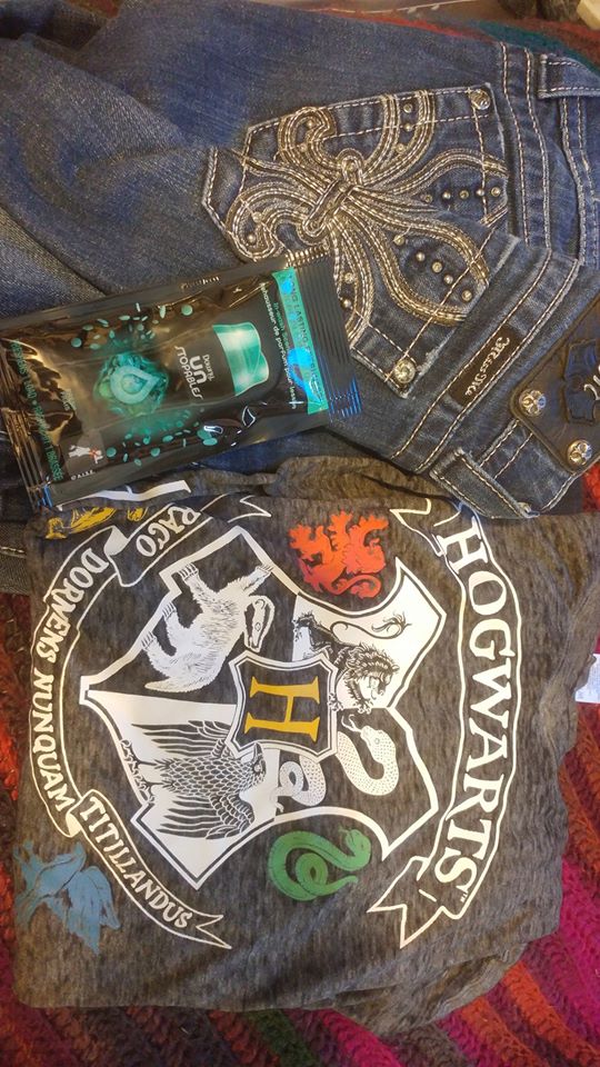 1Cat_Woman's tweet photo. Using Downy Unstoppables in my laundry smells better than the barn! #FavoriteJeans #Hogwarts :P @Unstopables, #FeistyFreshness, #GotItFree https://t.co/CWRUQJeqxI