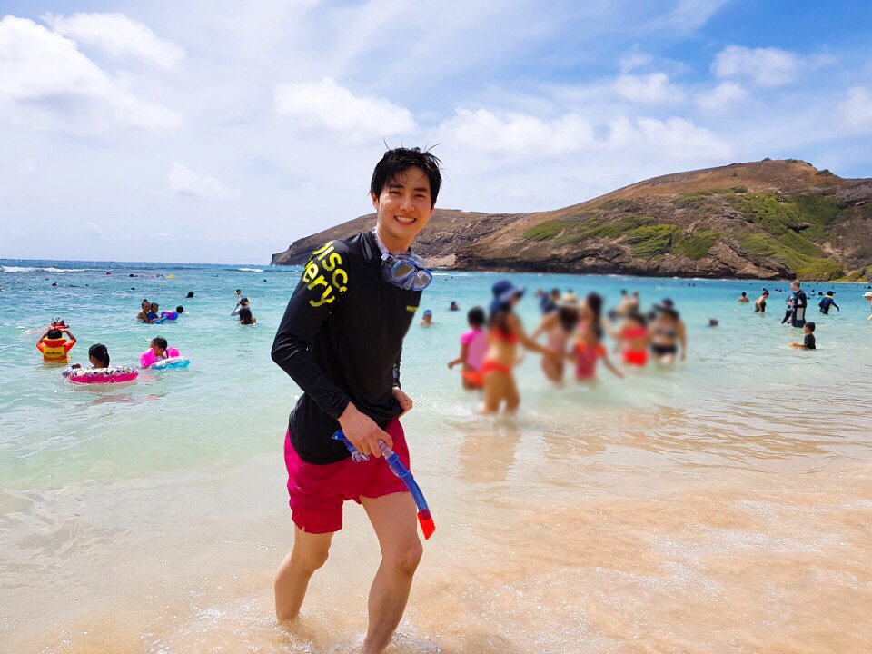 koko_x0506's tweet photo. しつこくてごめんだけど27歳の成人男性と24歳の成人男性がこんな笑顔を家族に向けるという事実が美しくて地球もまだまだ捨てたもんじゃないなと思えるわけですよ
しかも同じグループのリーダーとセンターだから；；きっと他メンバーの家族写真もこんな笑顔で溢れてるんだろうなと思えるからEXOは文字数 https://t.co/oO75shjfQD