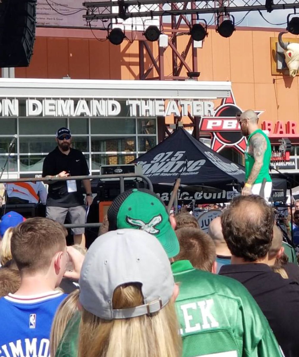 KarateMark215's tweet image. #975FanFest