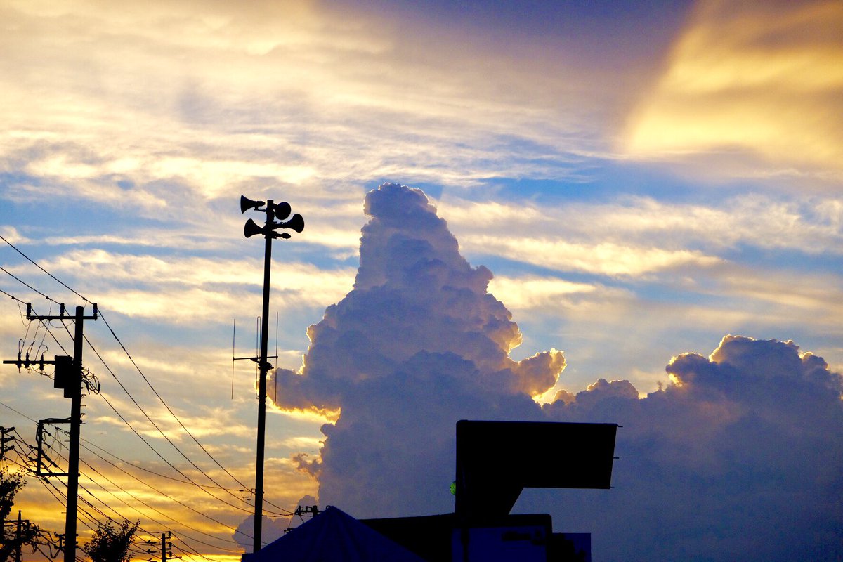 ゴジラ雲すごい！！ 雲はすぐ形が変わっちゃうから、瞬間的なんですよね。