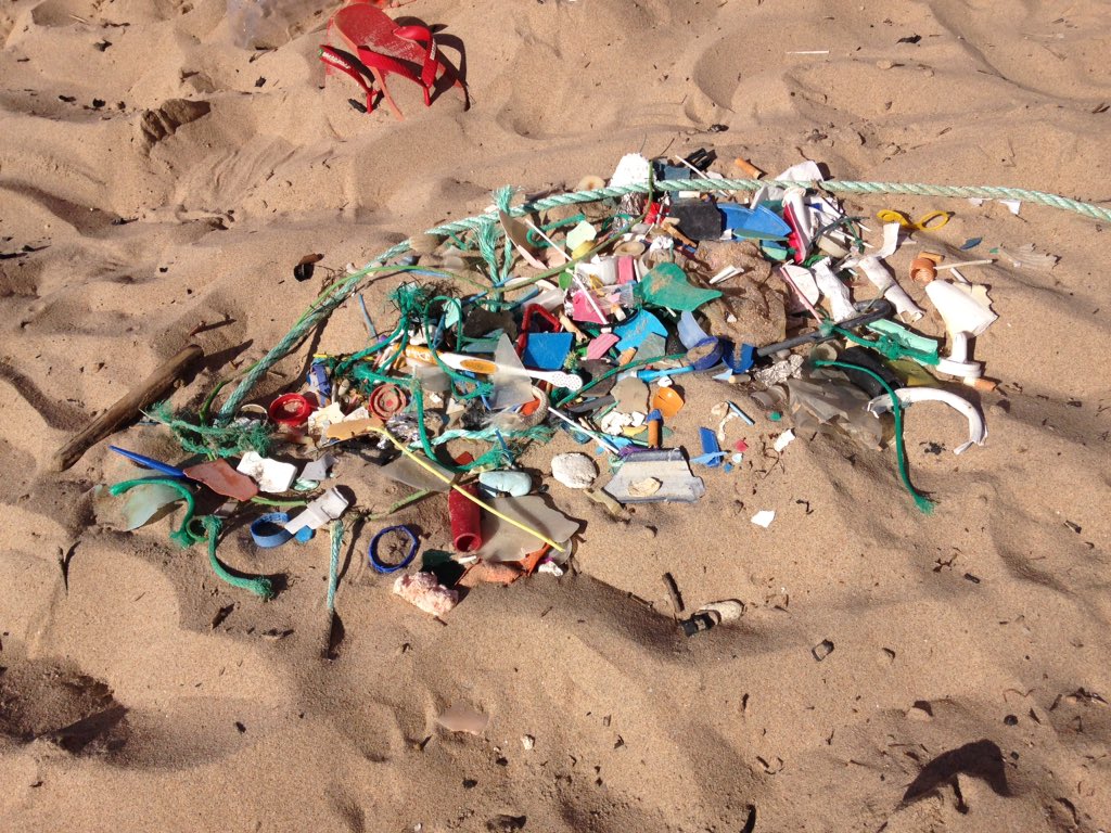 Norihouse's tweet image. Basura recogida hoy en la playa de Langre alrededor de mi toalla. Lo peor, las perlas minúsculas de plástico, casi invisibles, y que son comida para los peces. Qué horror y tristeza, el mar como basurero.