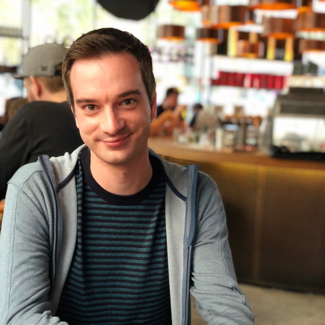 SimFans's tweet photo. 💚 @SimFans @EisteeRitter @akisimasimsblog #togehter #bestshots #cologne #gamescom #gamescom2018 @TheSims #TheSims #TheSims4 #sims4 #shotoniphone #shotoniphonex #burgerlich #essen #bar #PortraitMode https://t.co/7dlESCKkWJ