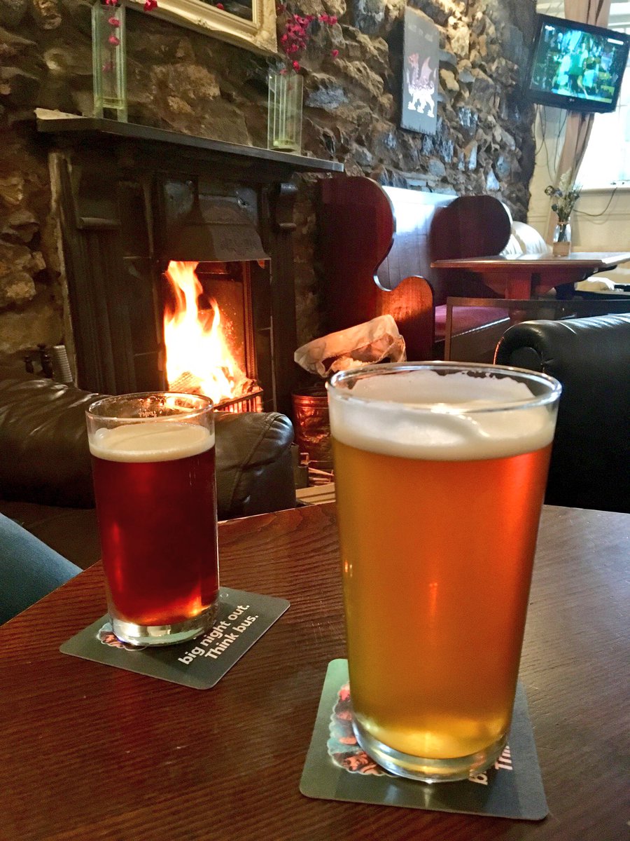 Tywydd perffaith am beint wrth y tân yn nhafarn Pant Yr Ardd, Tregarth. <a href="/hafodbrewery/">Hafod Brewing Co Ltd</a> Finish Line i mi a hanner o’r Landmark i’r wraig 🔥 Perfect weather for a pint by the fire. A Hafod Brewery Finish Line for me and half a Landmark for the wife.