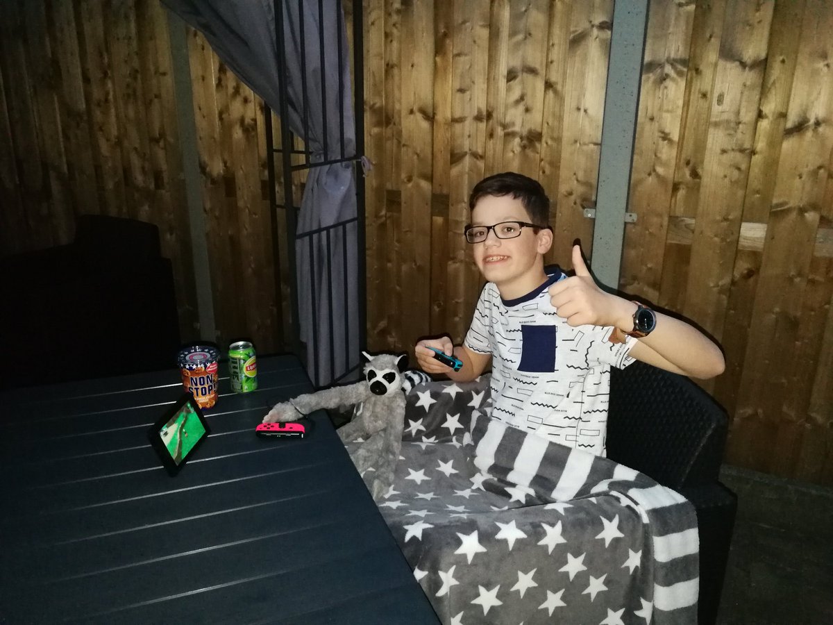 Na een eerste drukke schoolweek ontspannen met de Nintendo switch. #SwitchFUN Speelplezier alleen of samen! Ik (Romijn) wil graag de prijs winnen zodat ik nog meer speelplezier kan beleven!