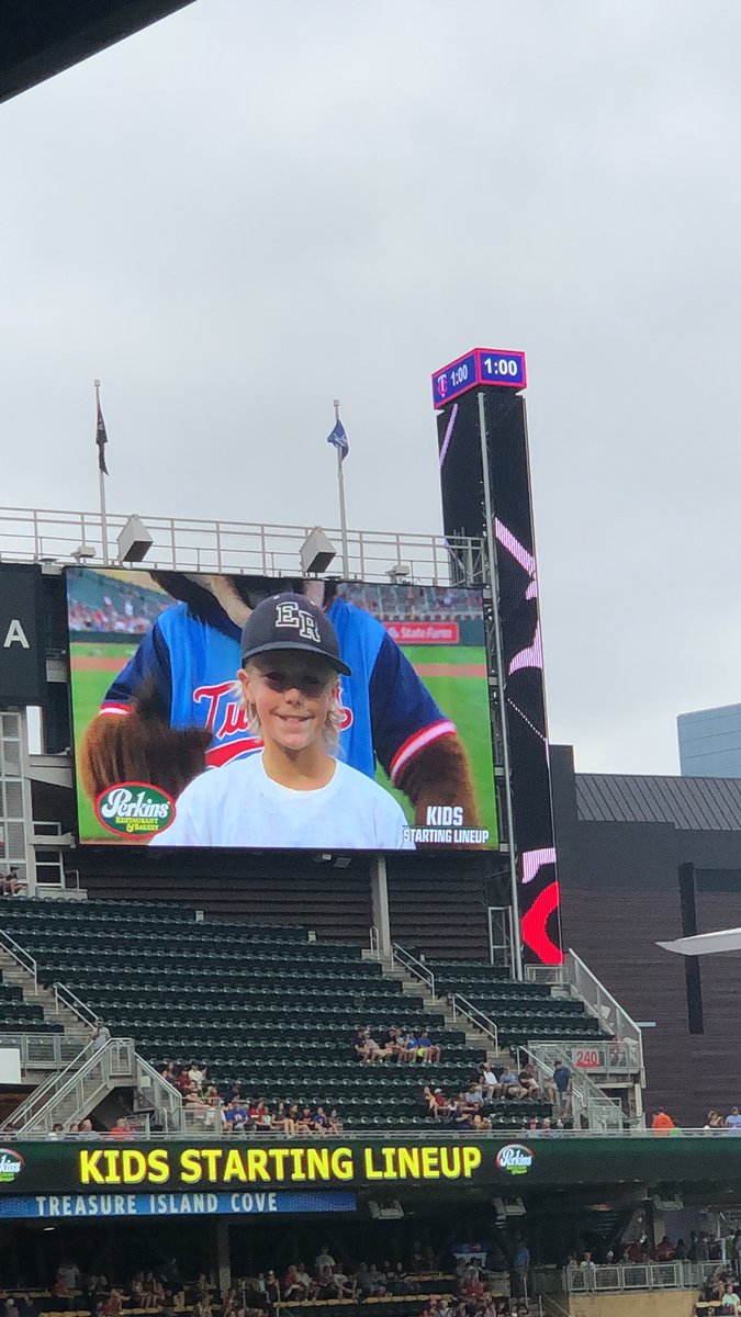 LindsayJReed's tweet photo. @Twins @EatAtPerkins #twinspic Thanks for a great memory!! https://t.co/w5TwJ9eVVj