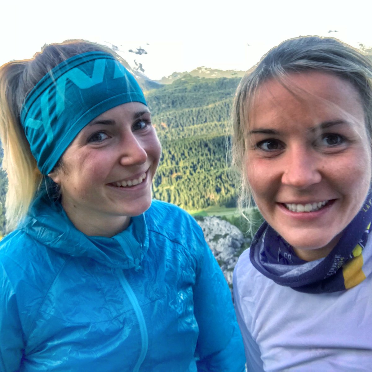 AlbaDeSilvestro's tweet photo. Frozen smiles❄️😅
Evening run with my Sister @Martina38778366 👯♀️
#frozen #frozensmile #sister #firstsnow #eveningrun #blusky #sunset #blue @dynafitNA #speedup #mountopia https://t.co/tYvU19E6zH