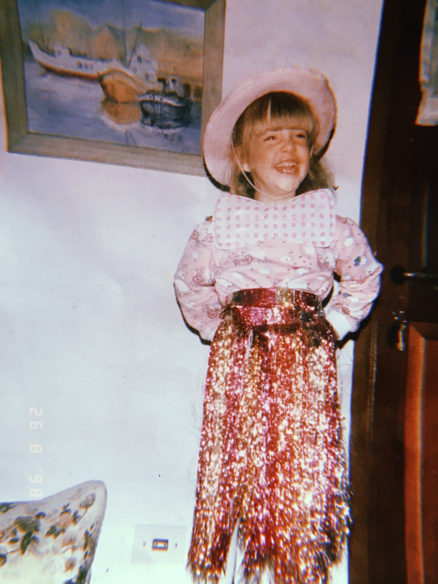 julietanair's tweet photo. Feliz día internacional del actor . Lo que elijo ser desde que tengo recuerdos . Chin chin ✨ https://t.co/tJE1YAdNM7
