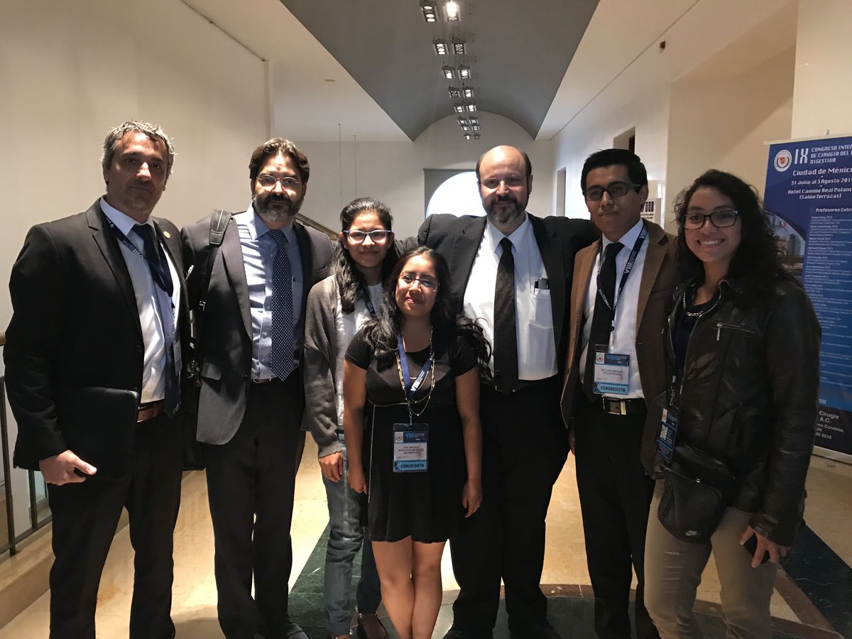 Algunos de nuestros visitantes al Vlll Congreso Internacional de Cirugía del Aparato Digestivo.