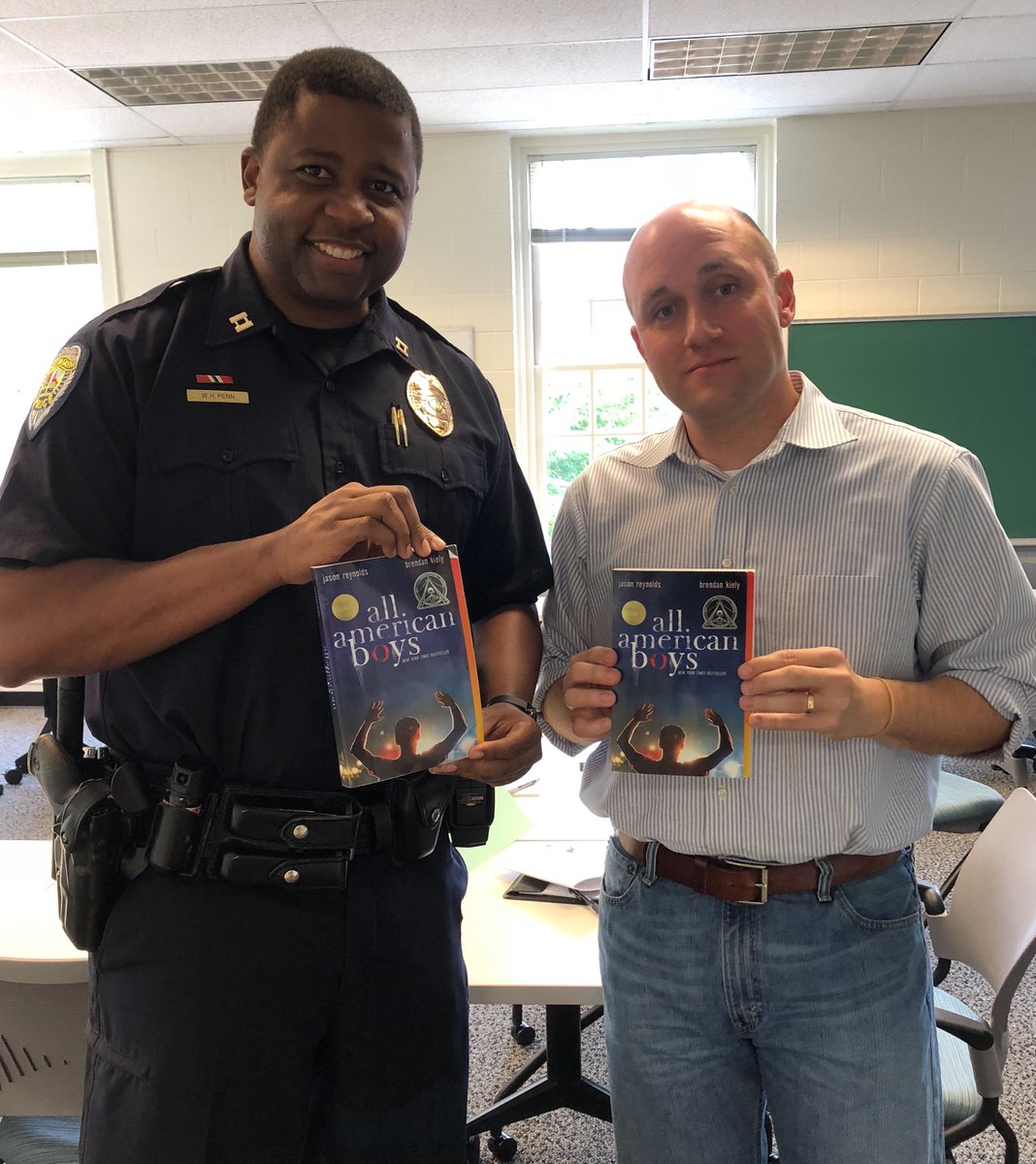 Alando1423's tweet photo. Captain William Penn from @cityofwspolice and I led a book discussion this afternoon on All American Boys by @JasonReynolds83 & @KielyBrendan with first-year @WakeForest students for #ProjectWake. Thanks to the #wfu22 students who joined the conversation! https://t.co/UsGhHYRRlH https://t.co/2Gor69xTFd