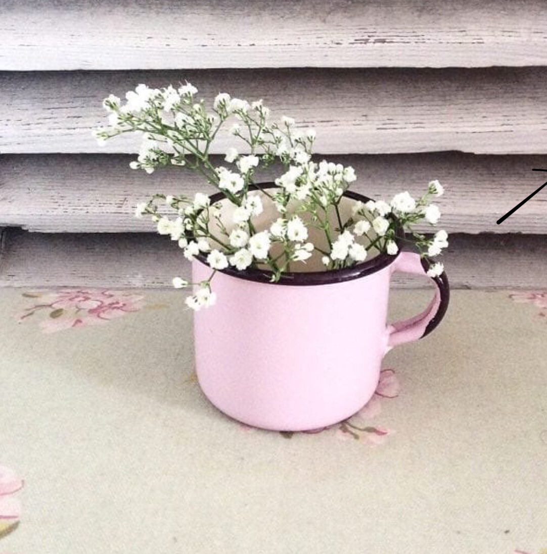 This is just the prettiest little pink vintage enamel cup.  Our top tip – Perfect as a little desk tidy for pens, pencils, crayons or chalk!  Price £8.50 xx #eviebsvintage #eviebsvintage #homedecor #vintageinteriors #vintagehome #pinkenamel #vintageshop #pinkaccessories