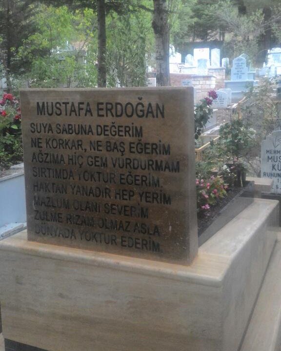 WomanJudgeTR's tweet photo. İki kanadından açamadığın pencerenden
Uzaklara uçtu ışıldayan ruhun..

Hakimler Teoman Gökçe, Mustafa Erdoğan, Mehmet Tosun, C.savcısı Seyfettin Yiğit'i kaybettik! Bağımsız ve tarafsız Yargıyı da... 

Mezar taşı üzerindeki şiir, Yagıtay üyesi Mustafa Erdoğan tarafından yazılmış. https://t.co/iRy0kdIqwB
