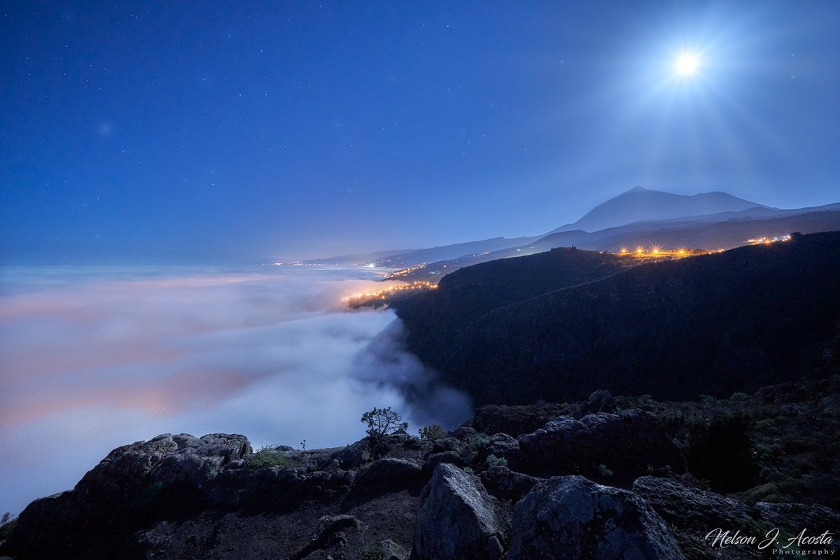 NelsonAcosta80's tweet photo. Noche de luna al 98%🔋con mar de nubes por debajo de los 500m de altitud, en el norte de Tenerife, sucedía el pasado viernes. Buenas noches luner@s https://t.co/bU12OrKPdz