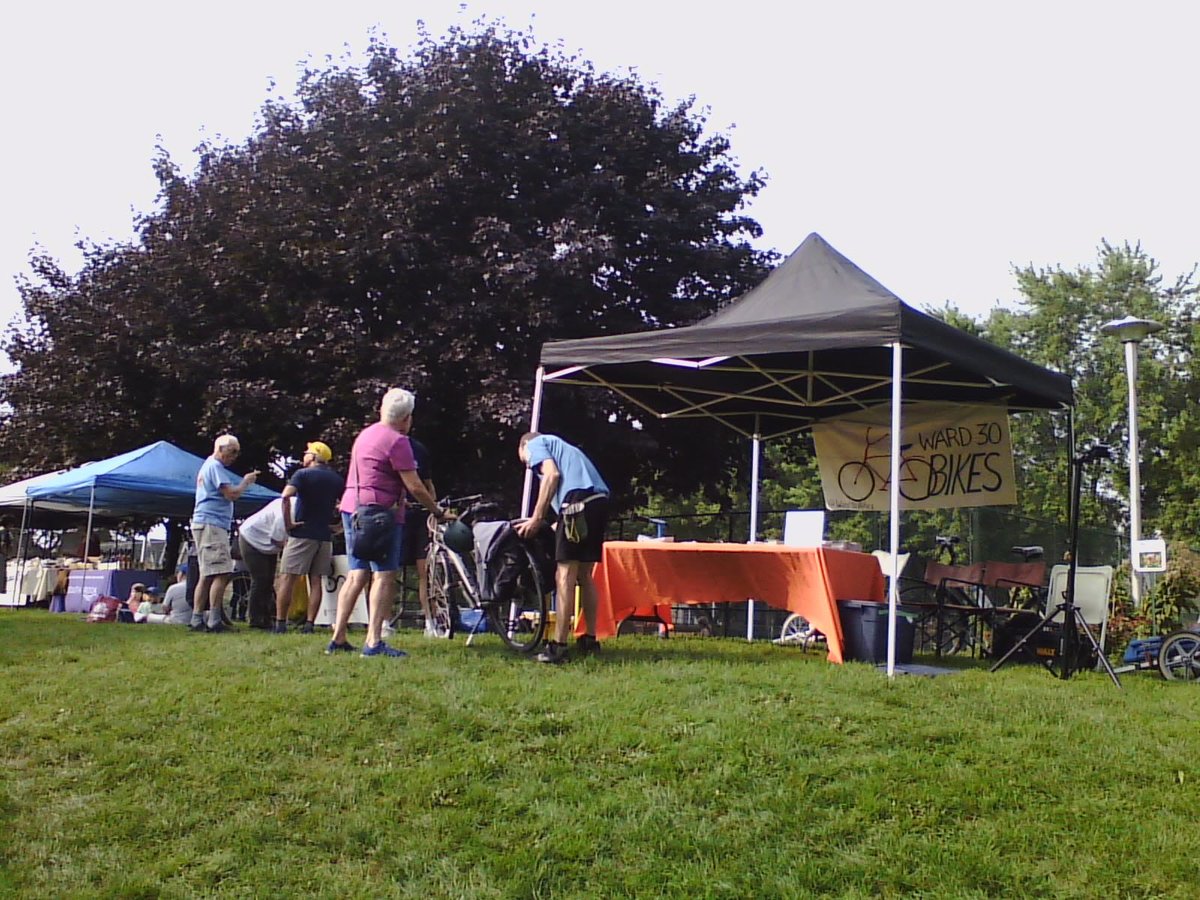 Ward14Bikes's tweet image. Cycling Info tabling &amp;amp; bike tuneups by @Ward32Spokes &amp;amp; @Ward36Bikes @LeslieMarket earlier this afternoon. 

Great conversations about municipal elections;
Collected 2 pages of @CycleToronto #BuildTheGrid pledges;
Got 7 bikes purring perfectly;
Talked @PCAToronto + Jones.
#BikeTO