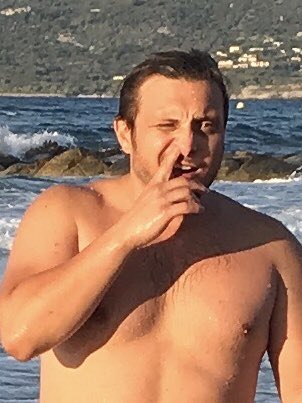 levraimcfly's tweet photo. Ma mère m’a dit : 
« Regarde les belles photos que j’ai faites de toi à la plage ! »
Yes merci maman. https://t.co/TuOuPgPQIM