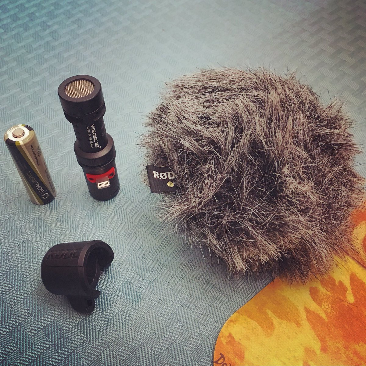 watsonwu's tweet photo. Next to the Rode VideoMic Me-L is a AA battery. Thatโs how small this iOS mic is ๐๐๐๐ป #videomicmel #rodevideomicmel #rodemic #rodemicrophones #iosmic #ios #iphonemic #ipadmic #ipodtouchmic #film #filmmaking #filmmakers #fieldrecording #soundeffects #sounddesign #sounddesigner https://t.co/20v3FqMpMs