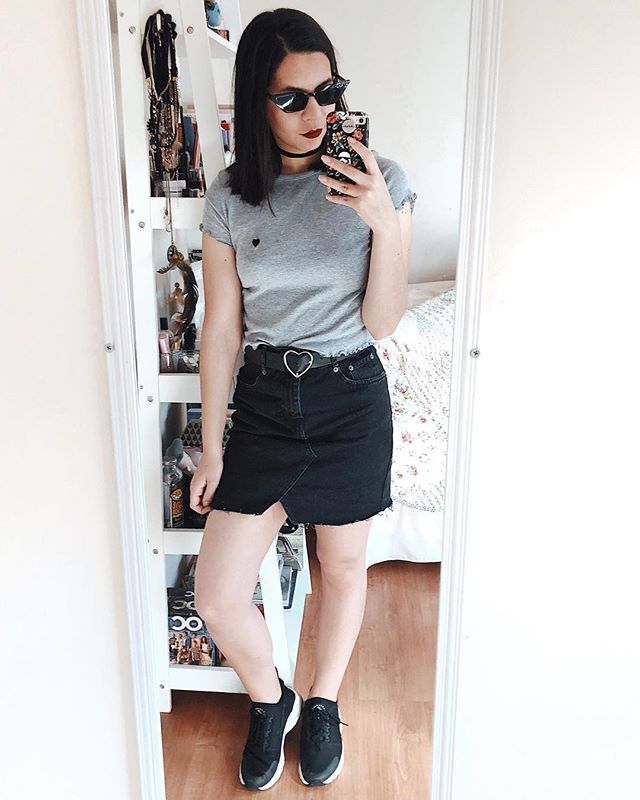 Ohyouresonaive's tweet photo. Porque si hace calor hay que mostrar los jamones 🍗 y usar la falda que me pedí en verano, pero llegó en invierno porque no hay nada más ineficiente que correos ✉️ #ootd #topshopCL https://t.co/HURTflHBH2 https://t.co/B31GYK9Lks