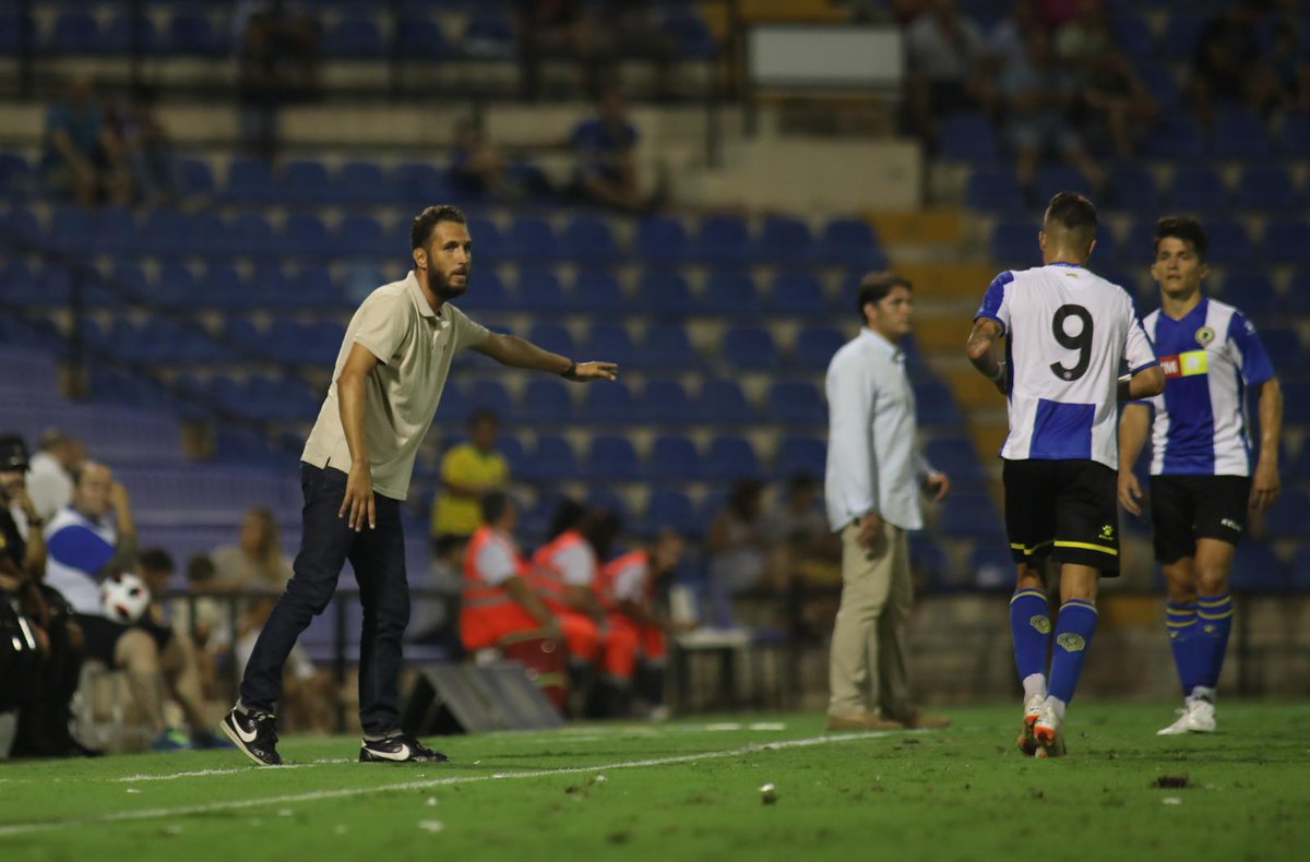 cfhercules's tweet photo. Rueda de prensa/ @lluisplanaguma "Es muy importante la victoria también por la forma. Había que despertar a la gente y ganar así. La afición ha dado una gran respuesta. Va a ser muy duro, pero éste es el camino"
#MachoHércules
#fielamiescudo 
#HérculesOntinyent https://t.co/fTPX7juhk4