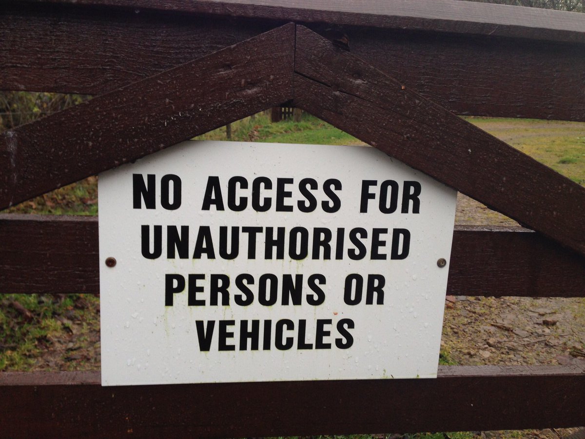 @CountrysideBen ... & these signs have for years been fixed to gates leading to banks of the #Spey throughout #TulchanEstate. The vehicles bit is fine ... but the ‘persons’ bit, no no no no no. Reported annually to @HighlandCouncil #accessauthority but signs remain in place as pictured.