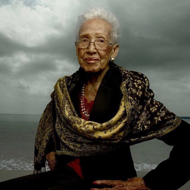 Hoy cumple 100 años Katherine Johnson, "computadora humana" de la NASA, que calculaba a papel y lápiz las trayectorias del Apollo.
Debería ser un ícono feminista, pero como no pintaba autorretratos feos ni la pelan.