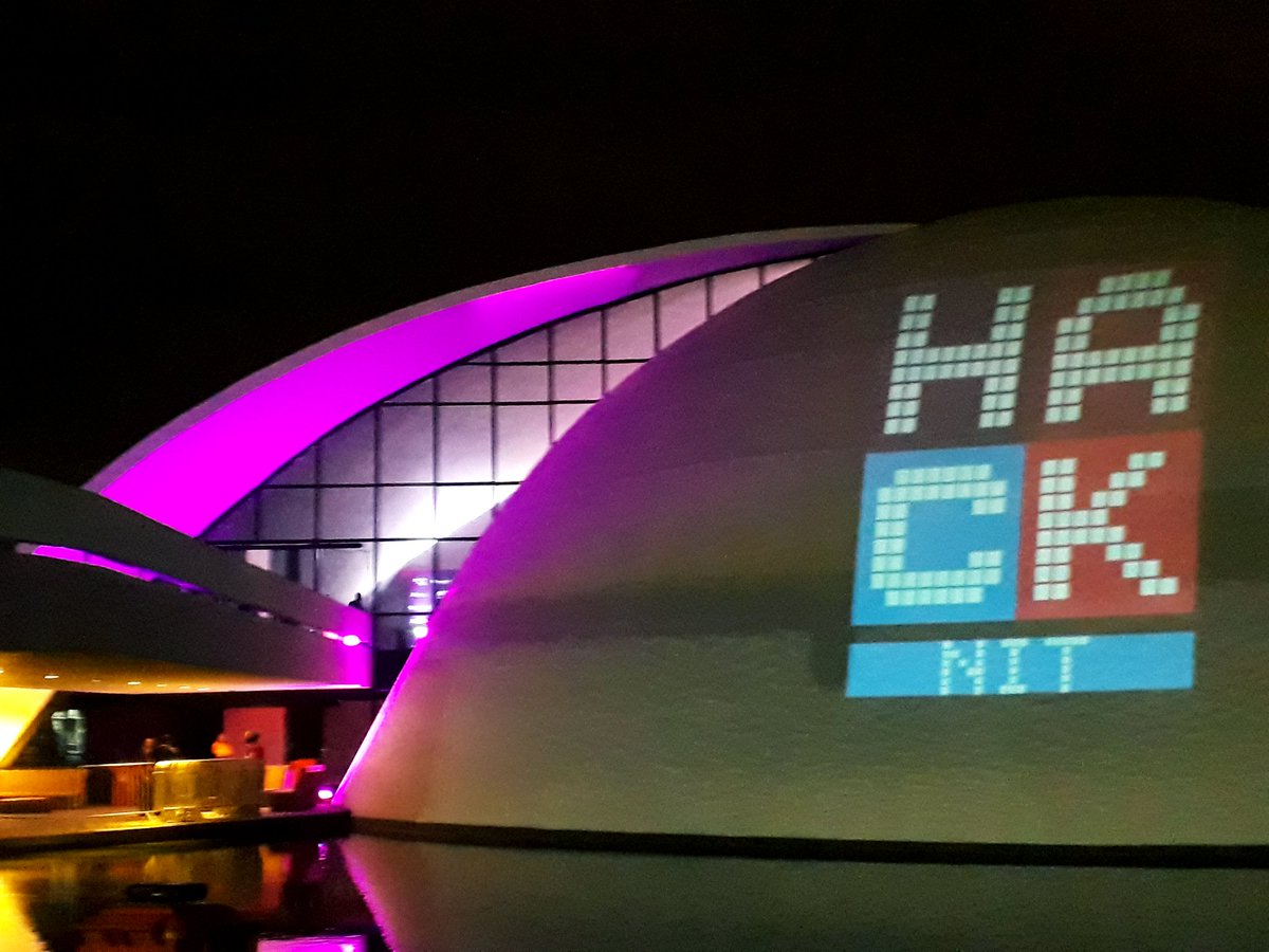 andrelaguedes's tweet image. #hacknit Para fechar um dos maiores eventos inovadores de Niterói/RJ! ;) #startups #smartcities #innovation