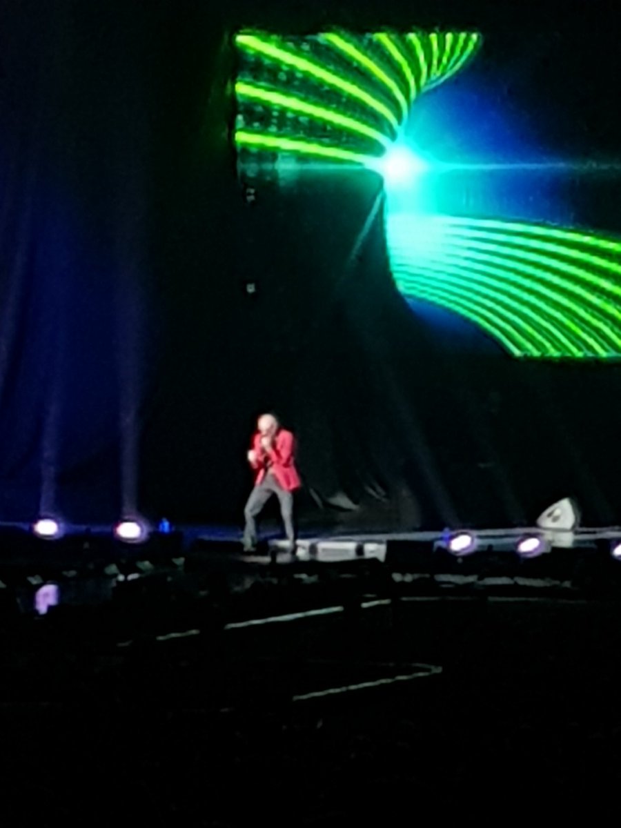 Pitbull kicking off Britney Spears. #britneyspears #pitbull #pieceofmetour #the02