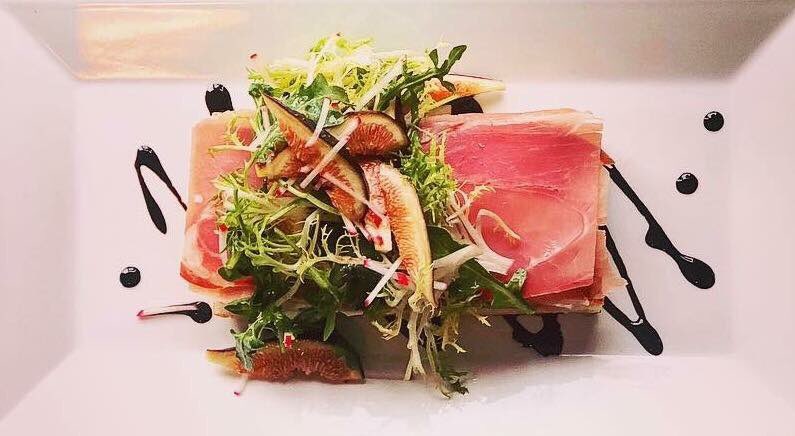 ChefsofCarolina's tweet photo. Just Wow!
Fig &amp; Proscuitto Tartine w/Boursin Cheese on Toasted Ciabatta w/  Arugula, Herb Viniagrette &amp; finished w/Balsamic Drizzle. 
From Chef Joel Lucas at a favorite hidden gems, #Edison James Island. 
#carolinacuisine #jamesislandsc #chseats #figs #local #carolinachefs https://t.co/XQcLclFy3u
