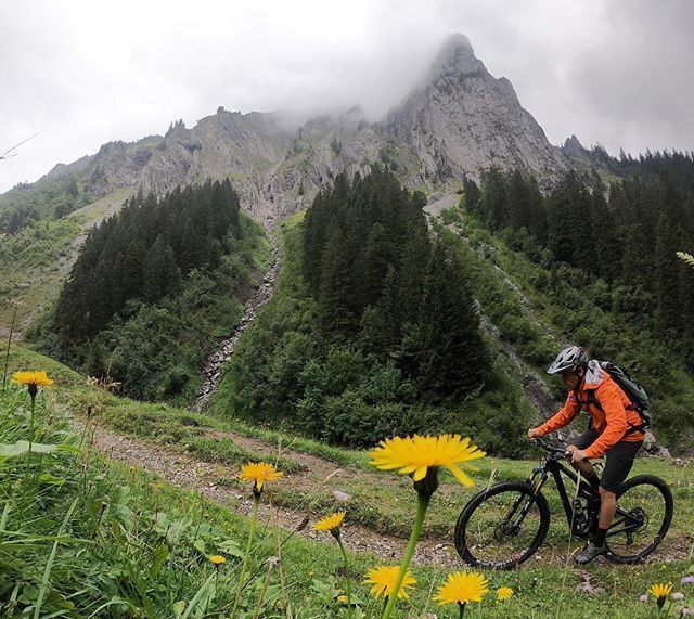 From summer to winter in less than an hour—up here in the Swiss alps 📸 : <a href="/schierholtz/">Chris Schierholtz</a> #buittoendure #acresupply // ift.tt/2PFvLNO