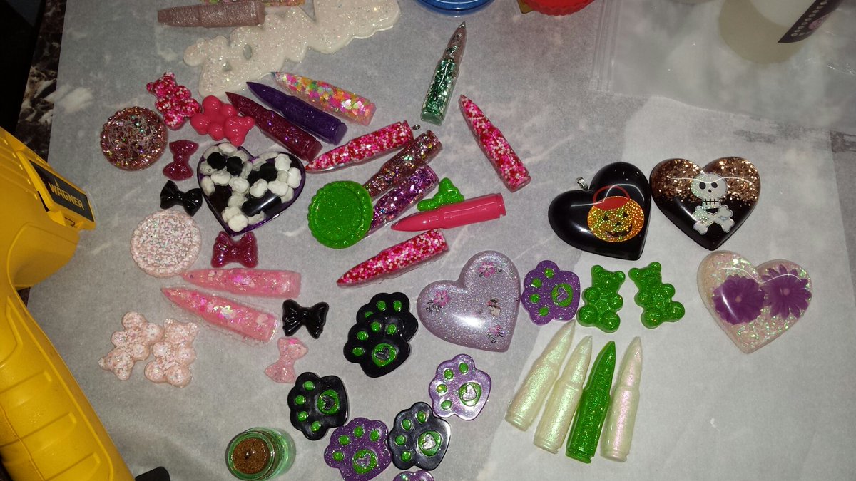 skitty_beans's tweet photo. When stuff accumulates but you keep making more lol. #resinproblems #resin #epoxy https://t.co/jkFcuuxVi9