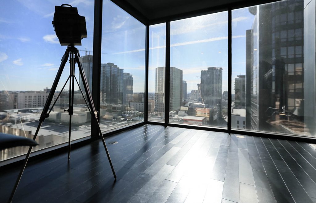 uscout_com's tweet image. This 1100 SF Loft in Downtown Los Angeles with large windows, stunning city views, full kitchen, bed and bathrooms is perfect for filming, events and photos shoots. #uscout #LosAngeles #DTLA #cityviews #downtown #photoshoots #loft #events #filming