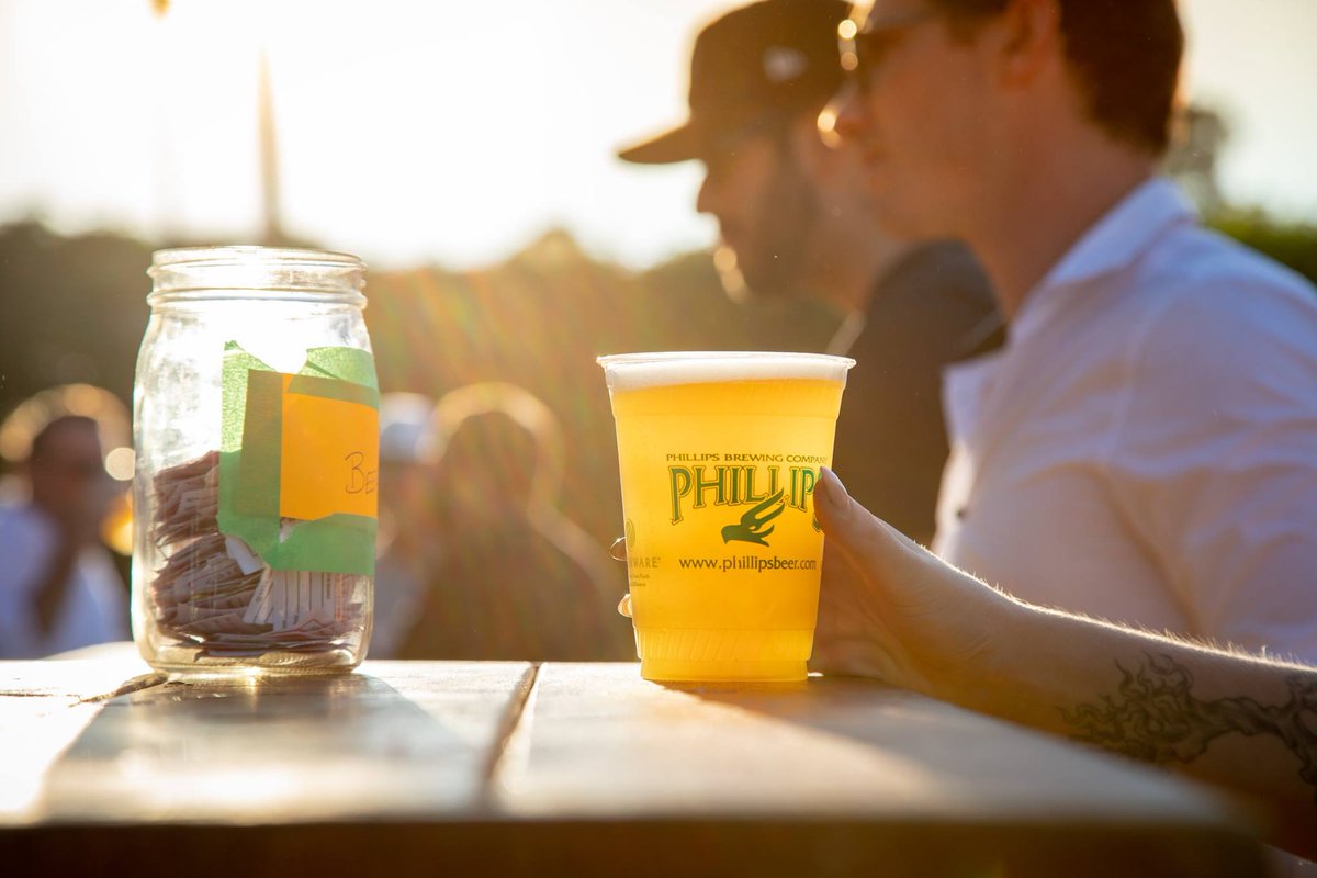 Sun, beer... and lawn bowling. What a combo!! We highly recommend it. Thanks <a href="/phillipsbeer/">Phillips Beer</a> #lawnsummeryyj