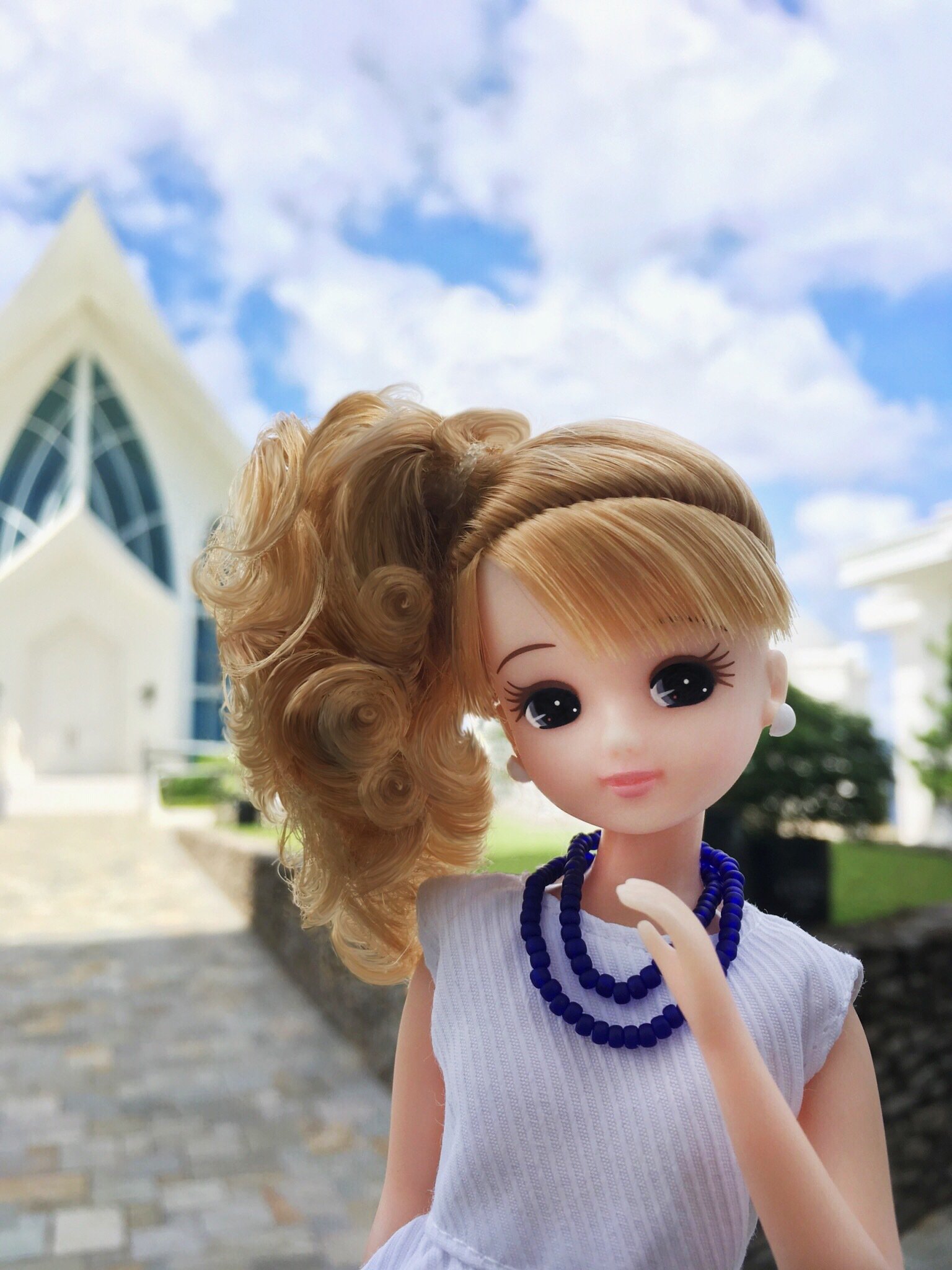 リカちゃん 公式 見てみて 海岸でオシャレなチャペルを発見したの 海のそばで波の音を聞きながら こういう場所で結婚式を挙げられたらロマンチックよね リカも将来は きゃっ T Co 9eb2cs4jdf Twitter