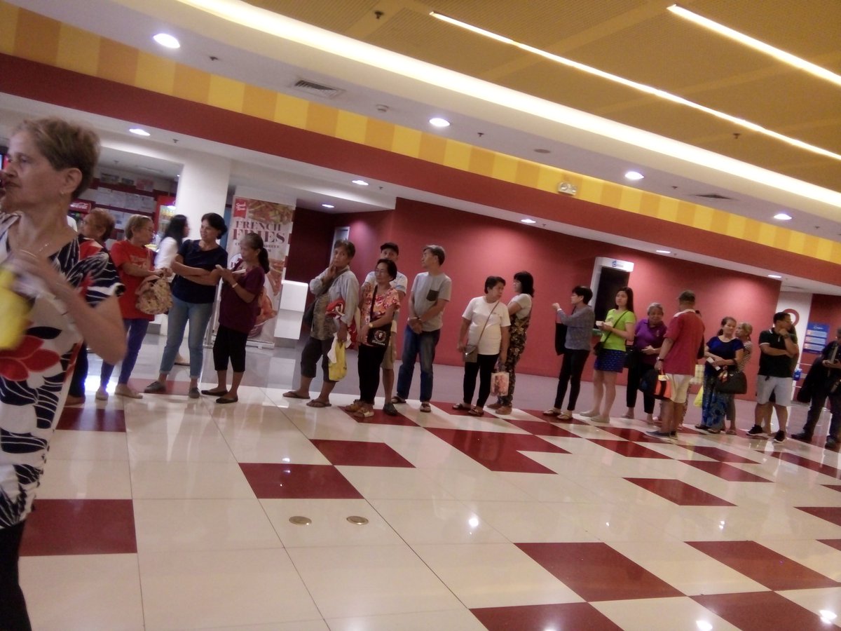 asherjoy14's tweet photo. As of 11:00 am, ang haba na ng pila sa SM Masinag

#MissGrannyPHDay6 https://t.co/CSC1YCHdME