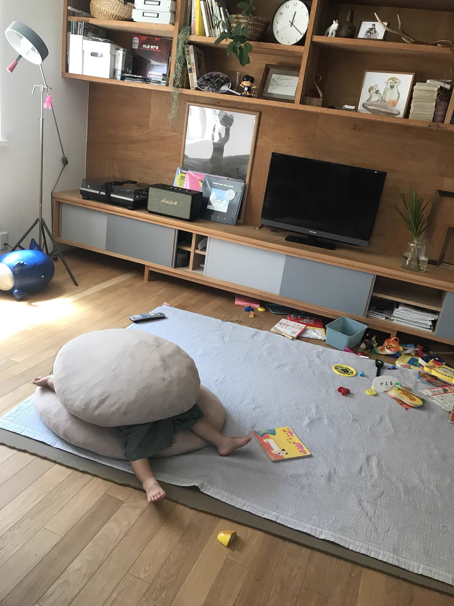 ちっちゃな怪獣！！ハンバーガーになって寝る子供！！